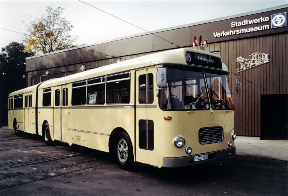 Büssing Gelenkbus 302 vor dem Verkehrsmuseum (Quelle: Archiv Verkehrsmuseum Frankfurt am Main)