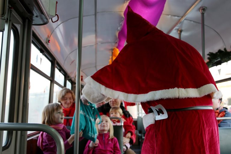 NikolausExpress In historischen Bussen und Bahnen durch