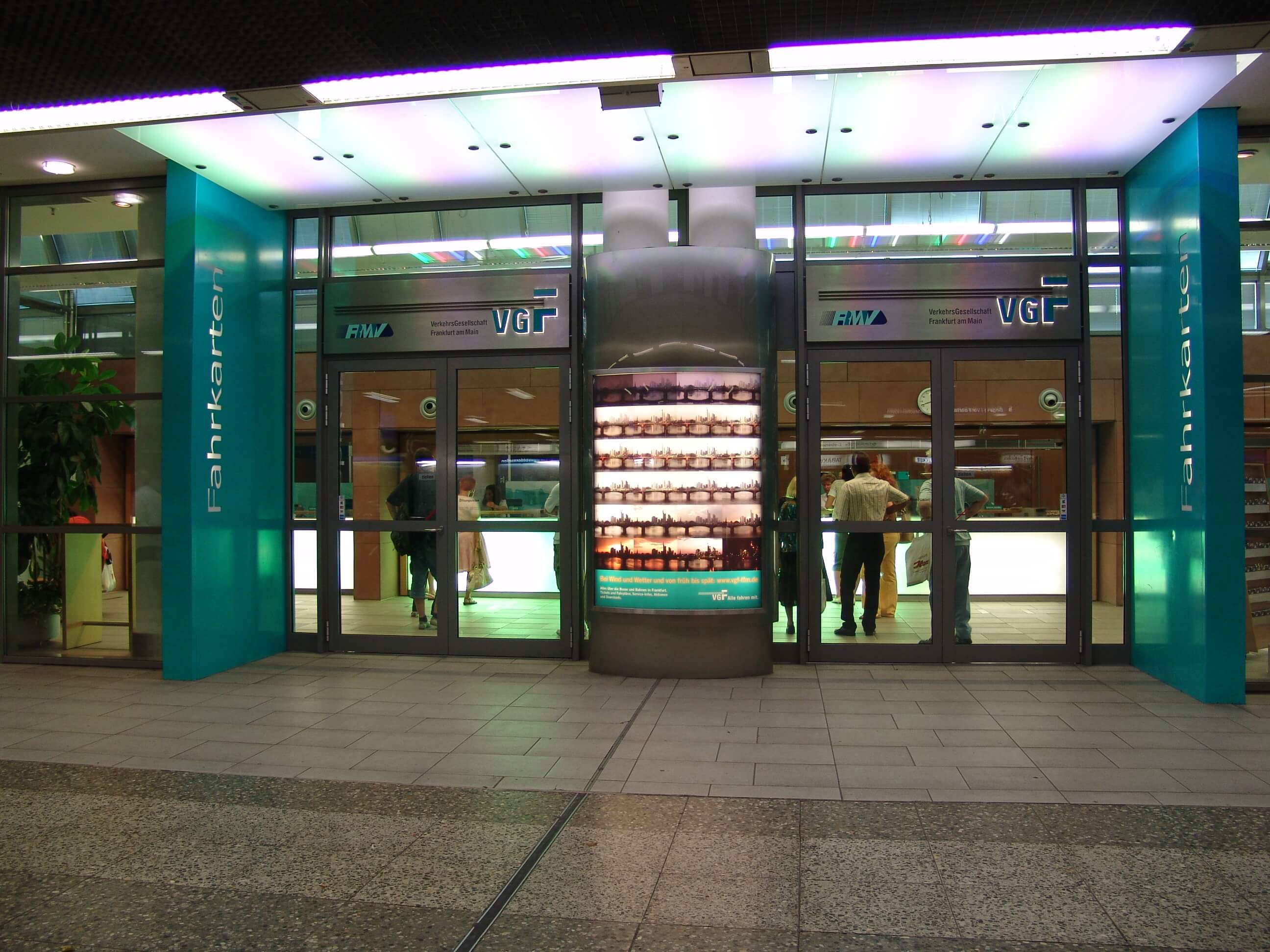 Eingang TicketCenter Hauptwache beleuchtet von außen bei Nacht.