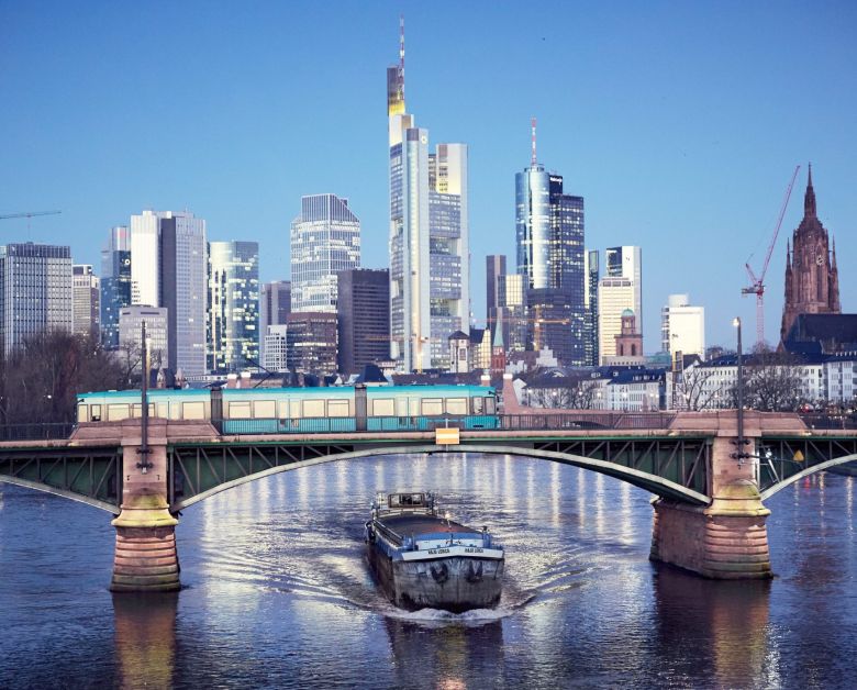 Straßenbahnbrücke vor der Frankfurter Nacht-Skyline